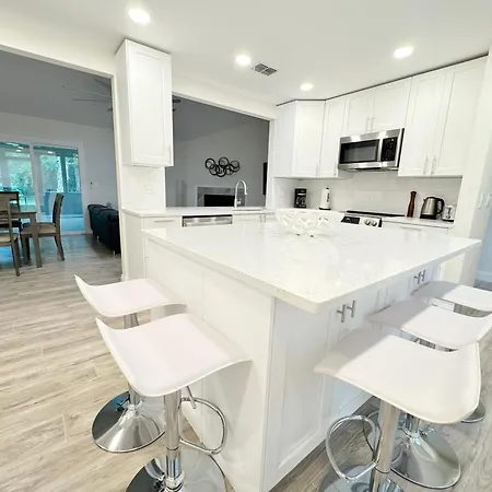 3 Bedroom 2 Bathroom Close To The Beach